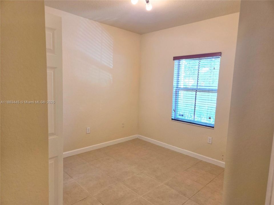 合同活跃: $3,200 (4 贝兹, 2 浴室, 1841 平方英尺)