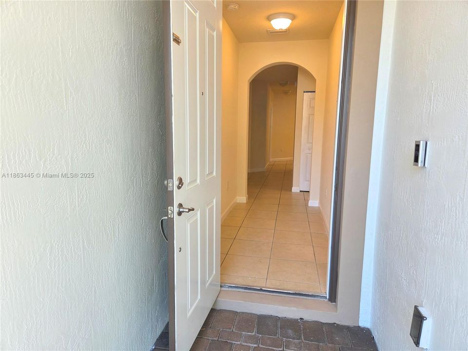 合同活跃: $3,200 (4 贝兹, 2 浴室, 1841 平方英尺)