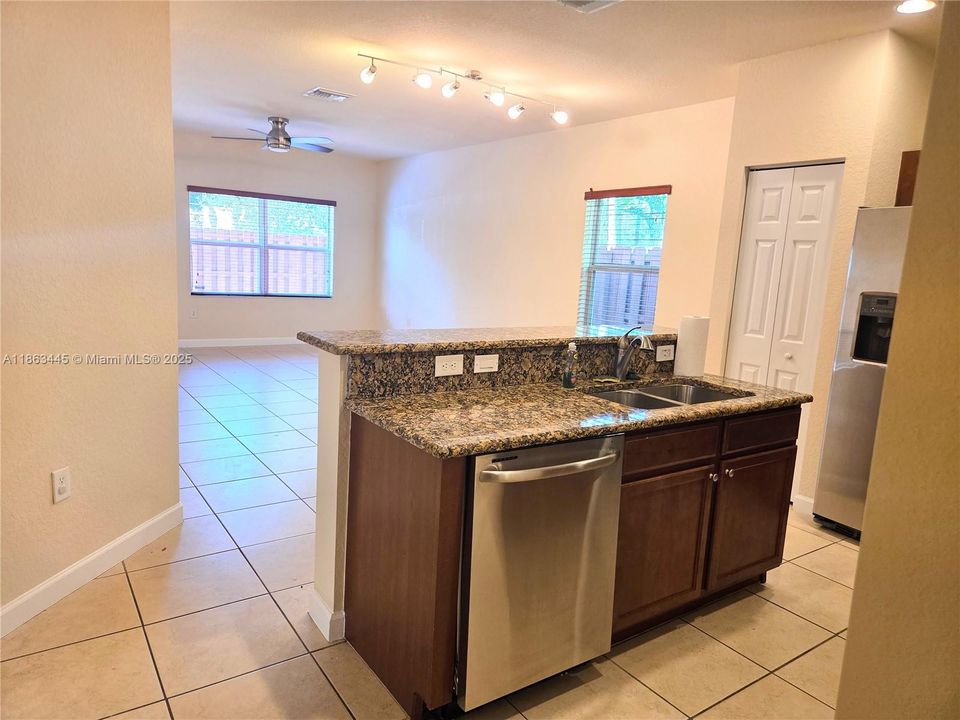 合同活跃: $3,200 (4 贝兹, 2 浴室, 1841 平方英尺)