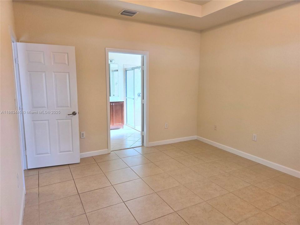 合同活跃: $3,200 (4 贝兹, 2 浴室, 1841 平方英尺)