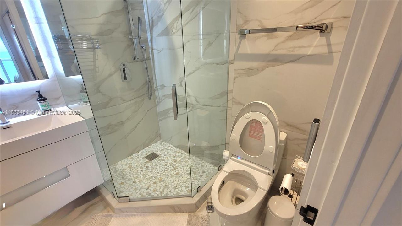 合同活跃: $8,800 (2 贝兹, 2 浴室, 1392 平方英尺)