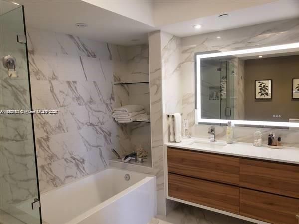 合同活跃: $8,800 (2 贝兹, 2 浴室, 1392 平方英尺)