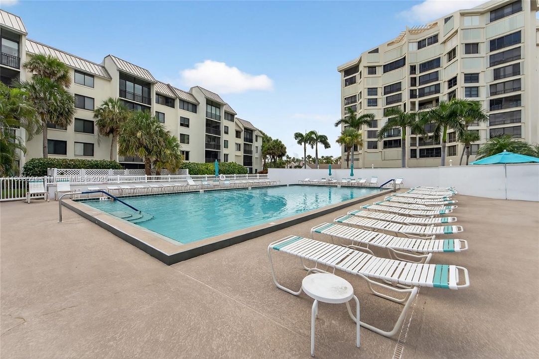 Cayman Pool, walking distance from Capstan