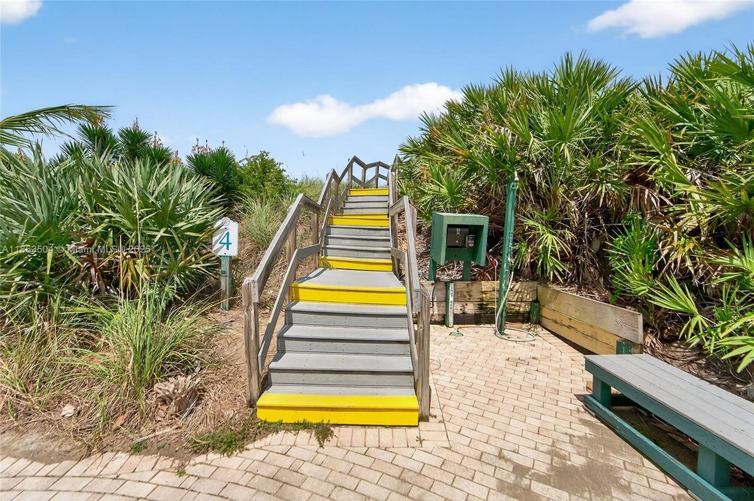 Walkway 4 to the ocean