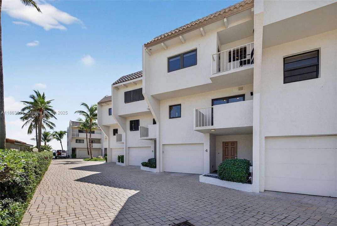 For Sale: $1,993,000 (3 beds, 3 baths, 2844 Square Feet)