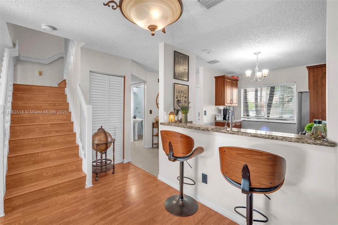 На продажу: $385,000 (2 спален, 2 ванн, 1114 Квадратных фут)