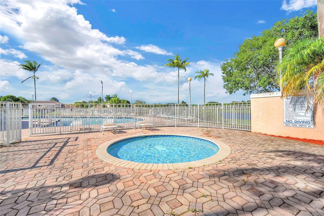 На продажу: $385,000 (2 спален, 2 ванн, 1114 Квадратных фут)