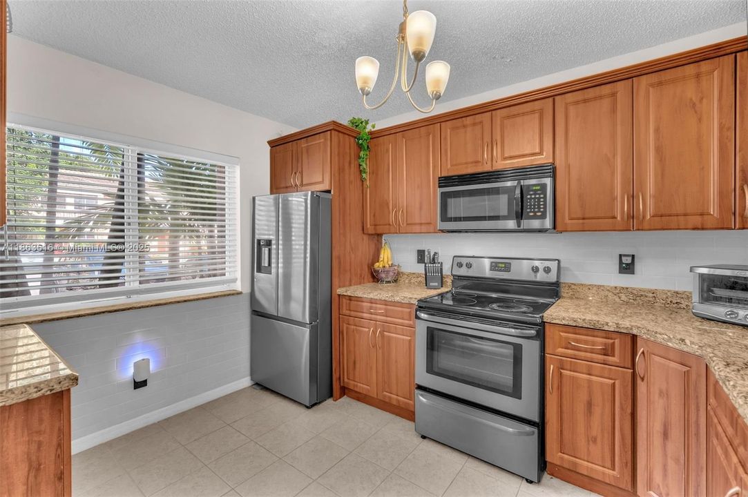 На продажу: $385,000 (2 спален, 2 ванн, 1114 Квадратных фут)