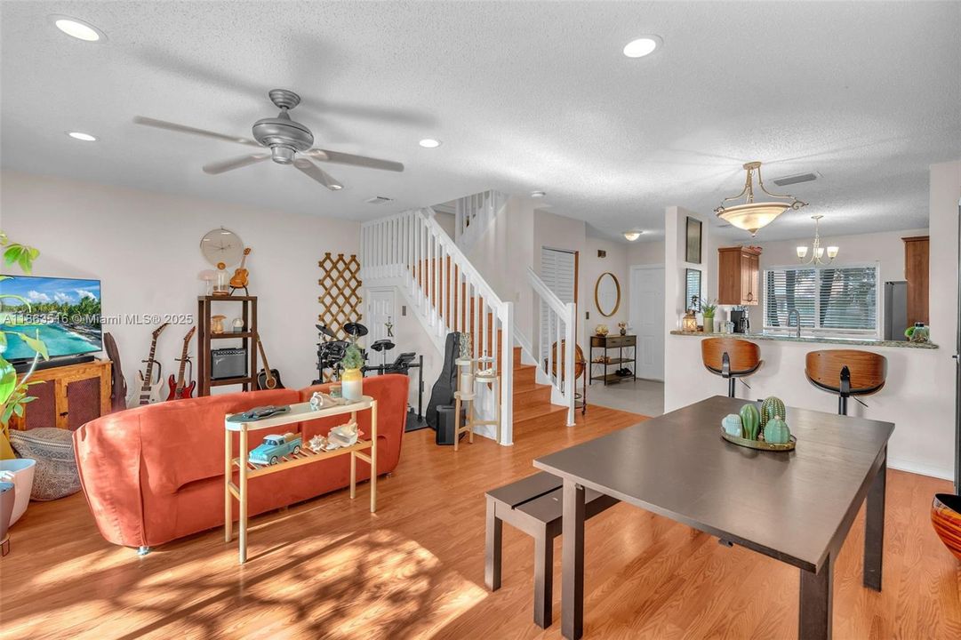 На продажу: $385,000 (2 спален, 2 ванн, 1114 Квадратных фут)