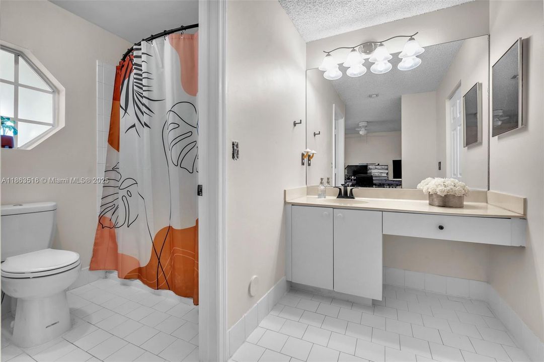 На продажу: $385,000 (2 спален, 2 ванн, 1114 Квадратных фут)