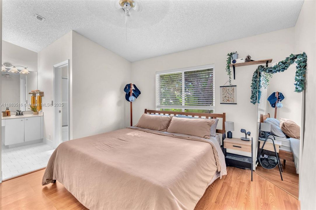 На продажу: $385,000 (2 спален, 2 ванн, 1114 Квадратных фут)