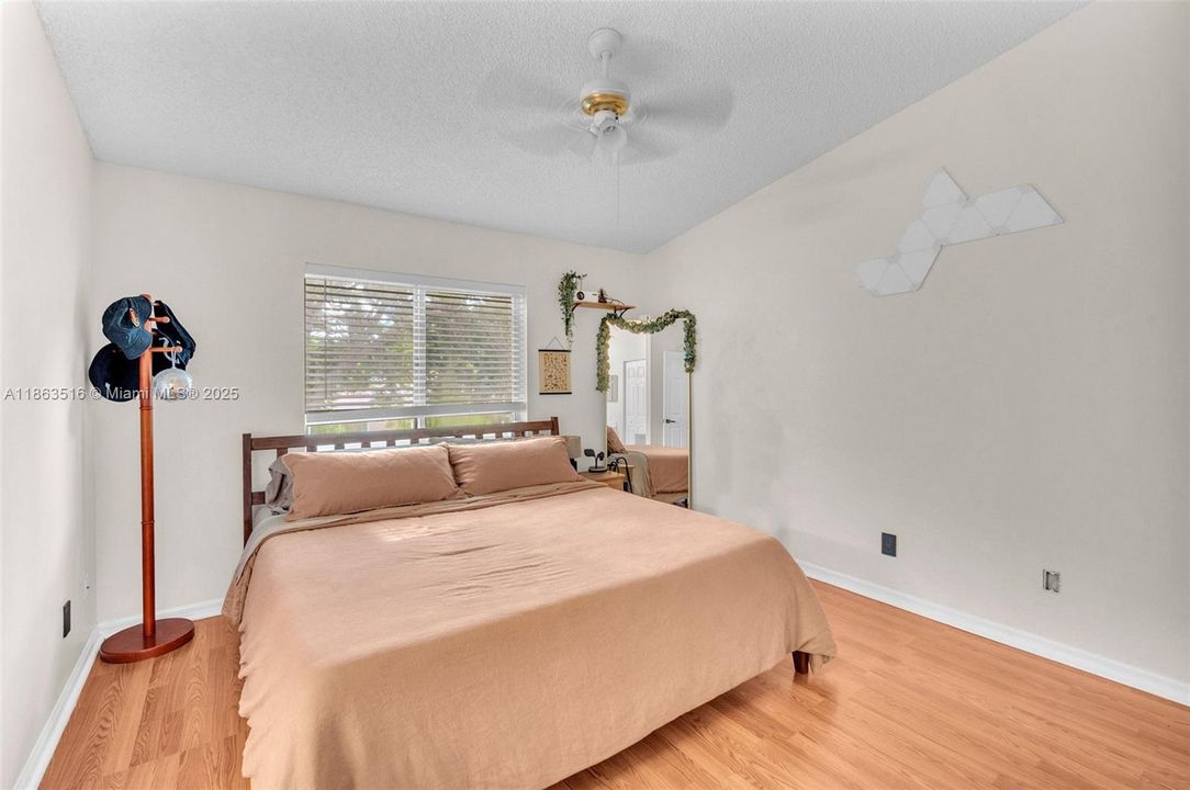 На продажу: $385,000 (2 спален, 2 ванн, 1114 Квадратных фут)