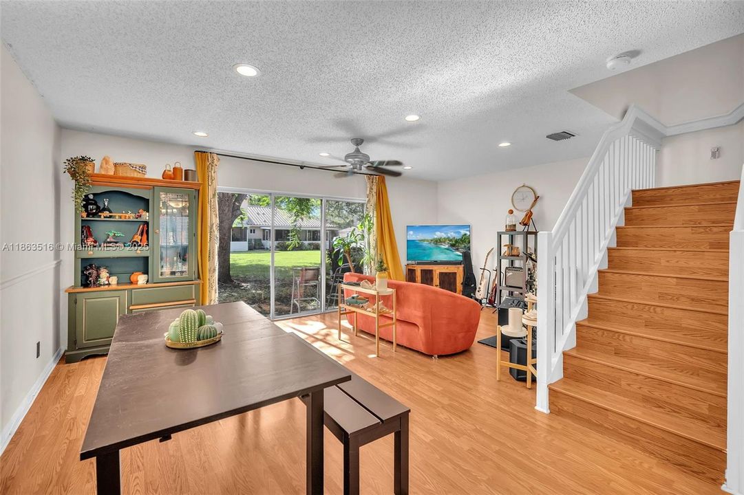 На продажу: $385,000 (2 спален, 2 ванн, 1114 Квадратных фут)