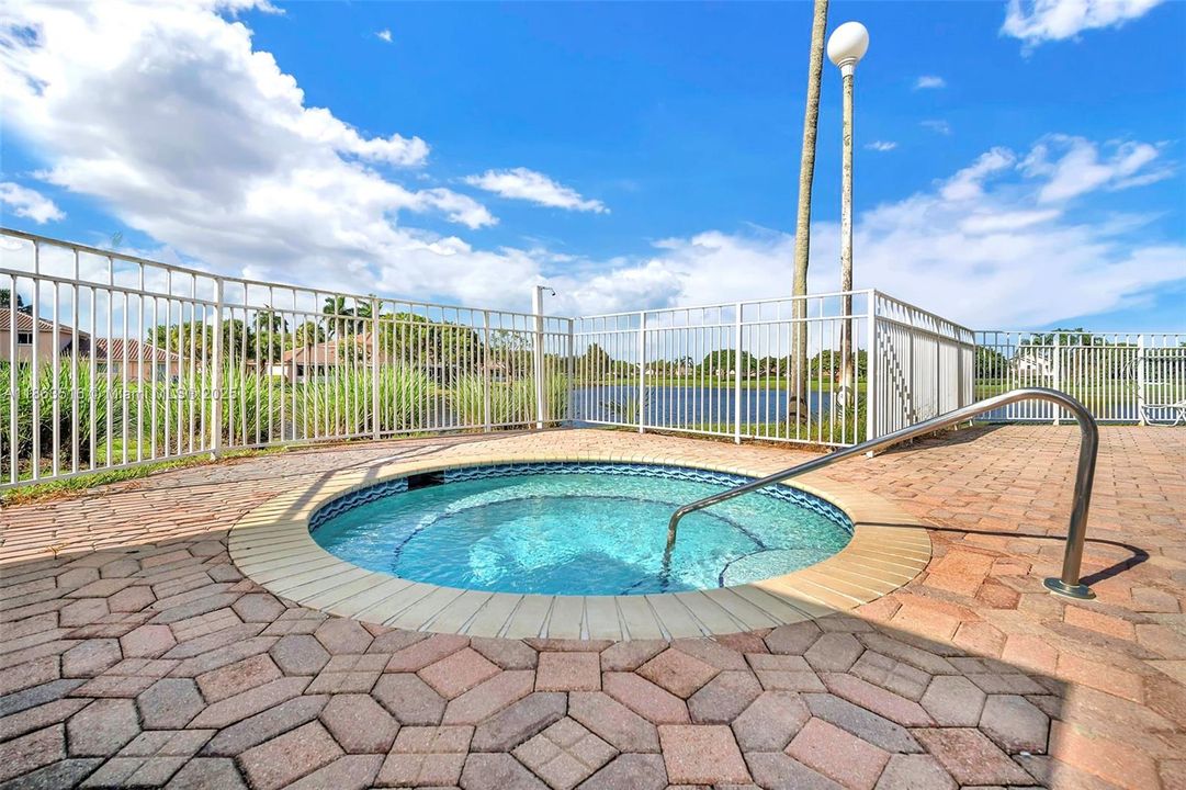 На продажу: $385,000 (2 спален, 2 ванн, 1114 Квадратных фут)