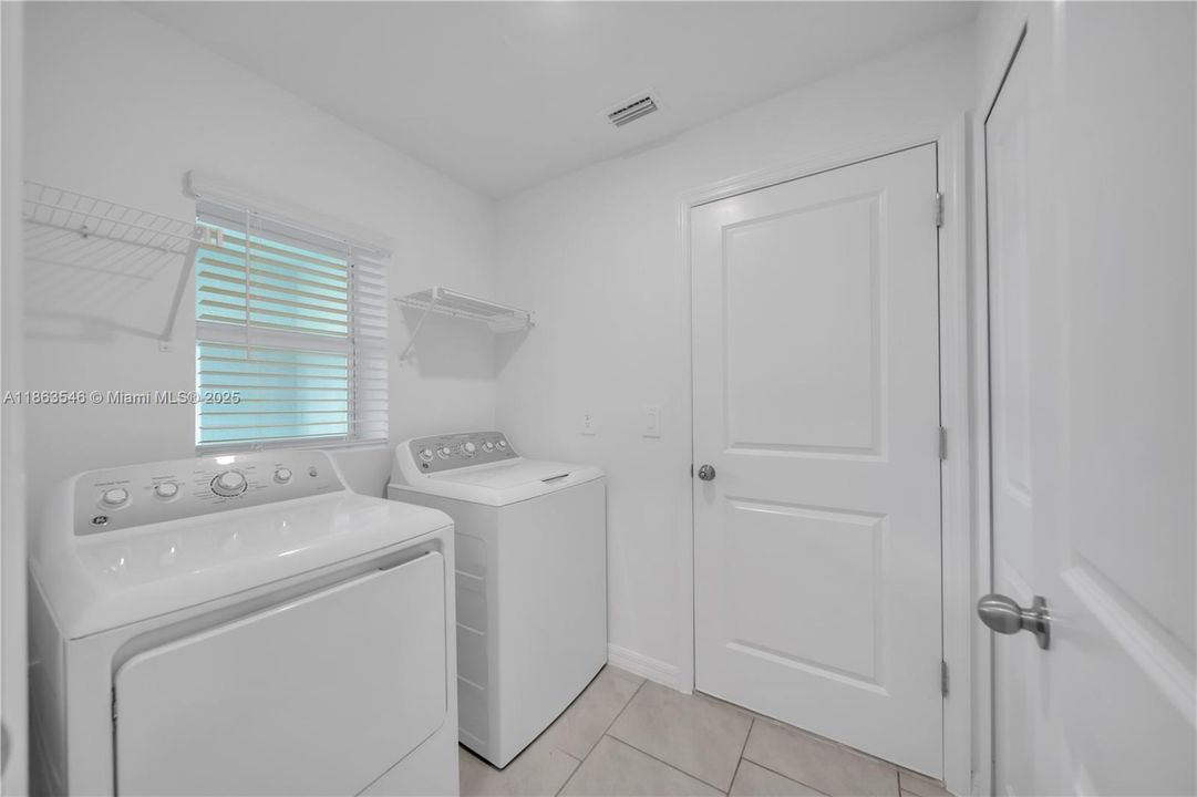 В аренду: $2,300 (3 спален, 2 ванн, 1448 Квадратных фут)