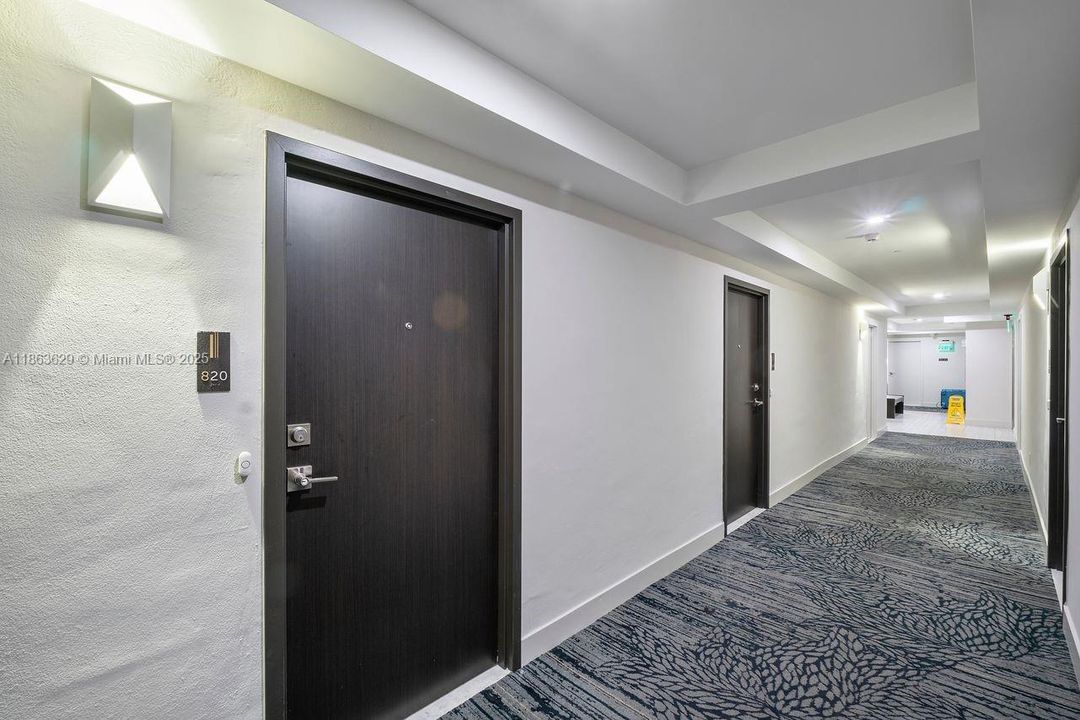 Hallway Entry to 820