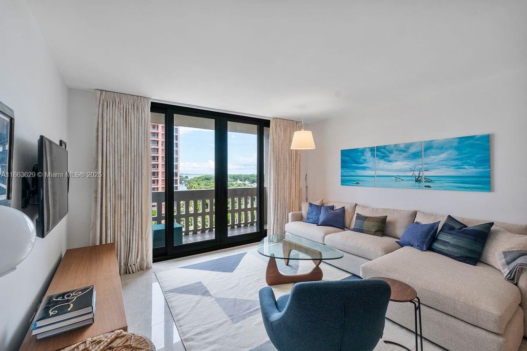 For Sale: $499,000 (1 beds, 1 baths, 910 Square Feet)