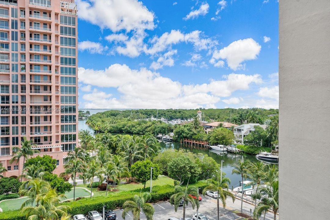 For Sale: $499,000 (1 beds, 1 baths, 910 Square Feet)