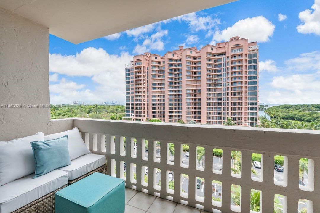 For Sale: $499,000 (1 beds, 1 baths, 910 Square Feet)