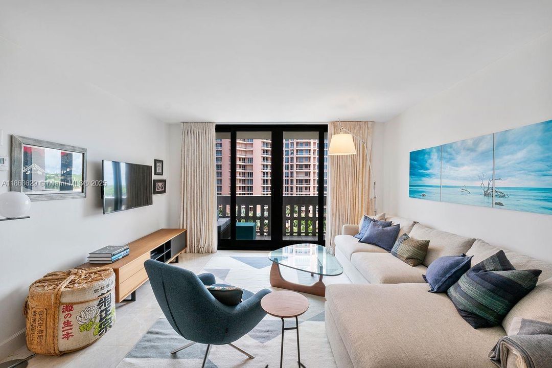 For Sale: $499,000 (1 beds, 1 baths, 910 Square Feet)