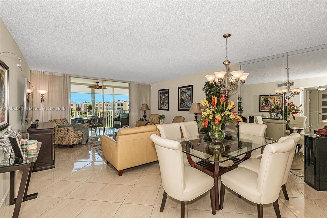 合同活跃: $299,900 (2 贝兹, 2 浴室, 1144 平方英尺)