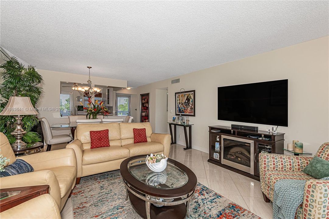 合同活跃: $299,900 (2 贝兹, 2 浴室, 1144 平方英尺)