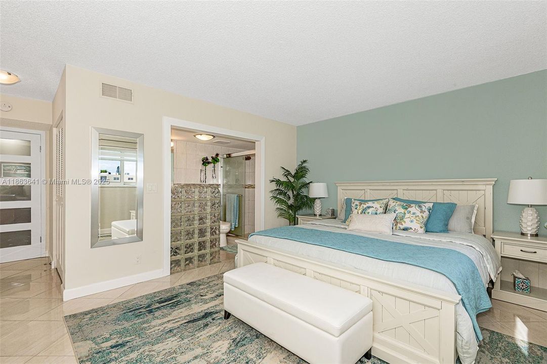 合同活跃: $299,900 (2 贝兹, 2 浴室, 1144 平方英尺)