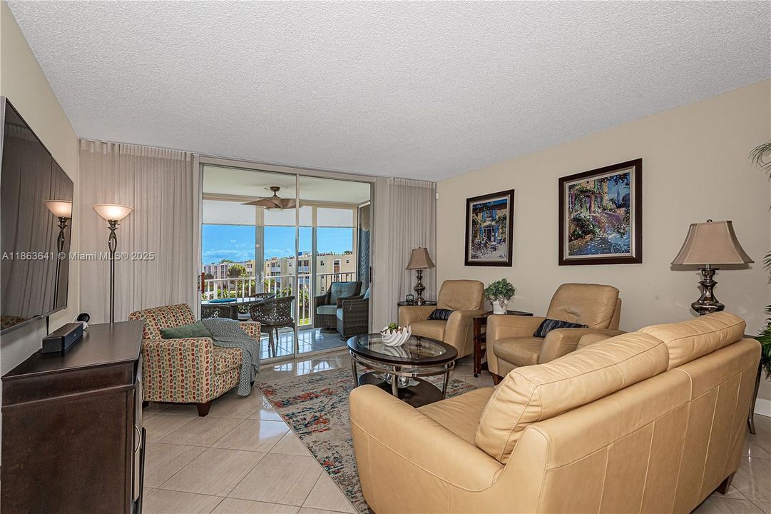 合同活跃: $299,900 (2 贝兹, 2 浴室, 1144 平方英尺)