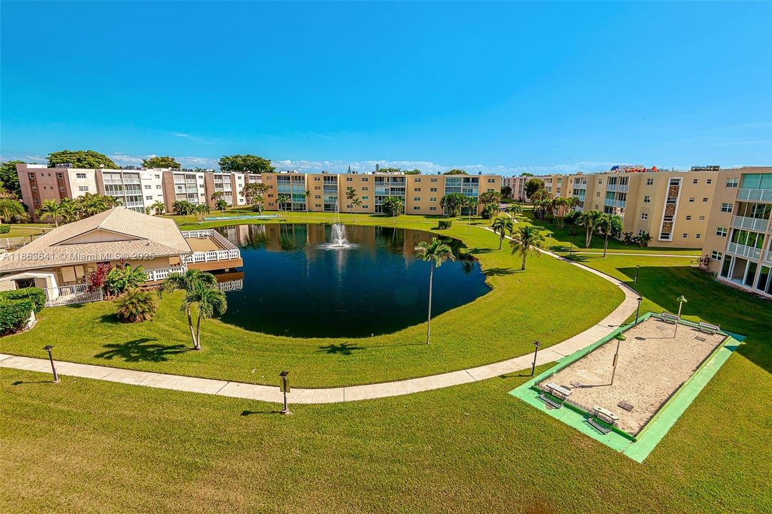 合同活跃: $299,900 (2 贝兹, 2 浴室, 1144 平方英尺)