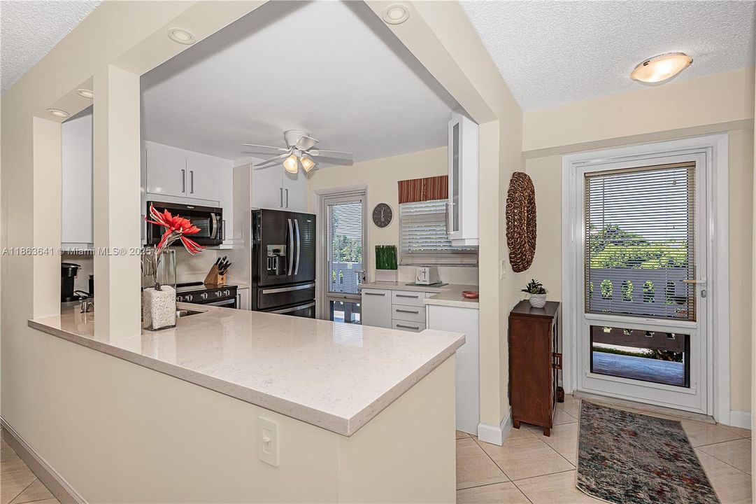 合同活跃: $299,900 (2 贝兹, 2 浴室, 1144 平方英尺)