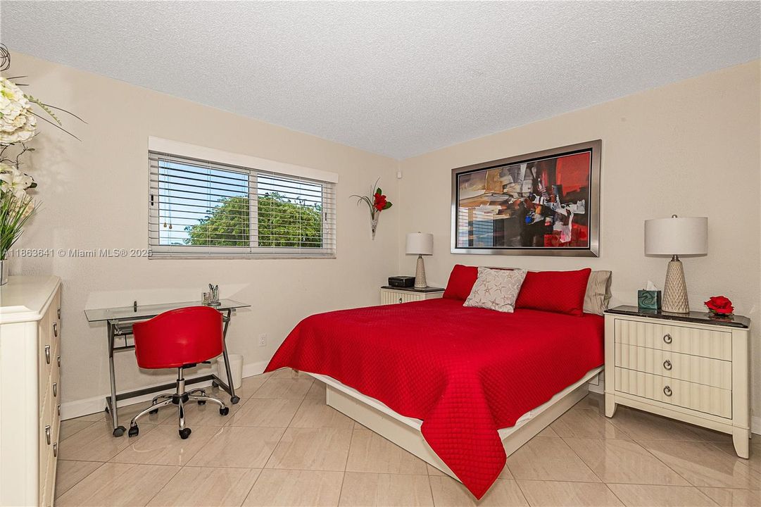 合同活跃: $299,900 (2 贝兹, 2 浴室, 1144 平方英尺)