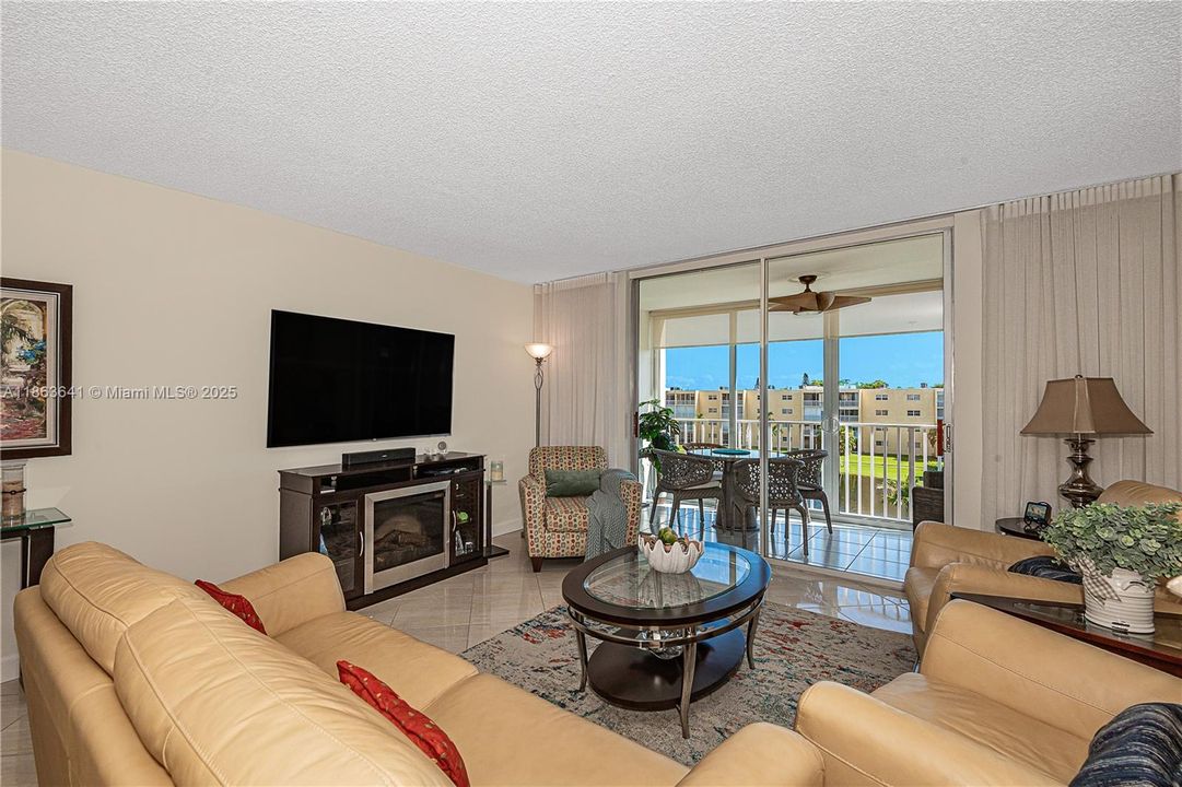 合同活跃: $299,900 (2 贝兹, 2 浴室, 1144 平方英尺)