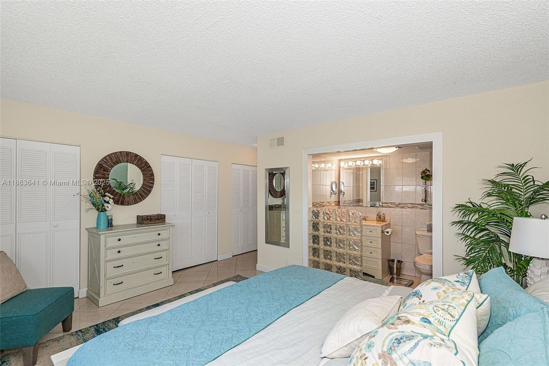 合同活跃: $299,900 (2 贝兹, 2 浴室, 1144 平方英尺)