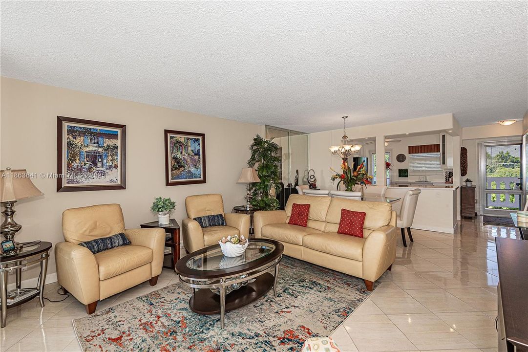 合同活跃: $299,900 (2 贝兹, 2 浴室, 1144 平方英尺)