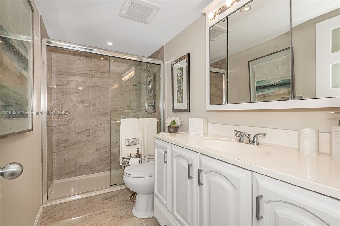 合同活跃: $299,900 (2 贝兹, 2 浴室, 1144 平方英尺)