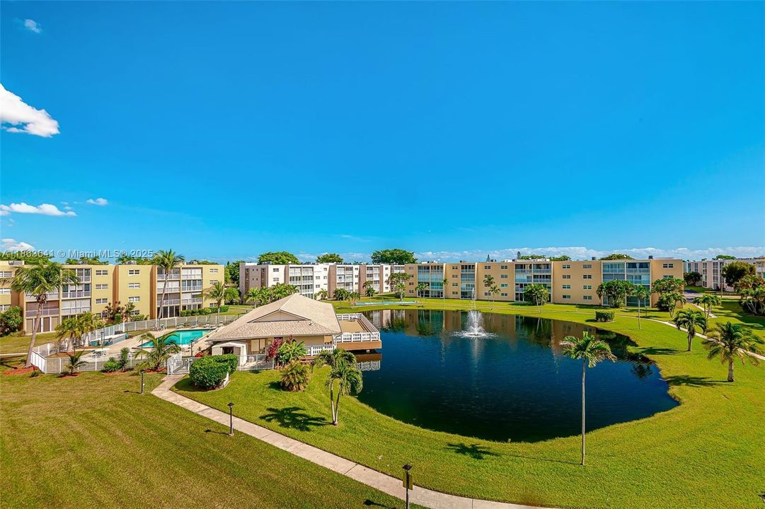 合同活跃: $299,900 (2 贝兹, 2 浴室, 1144 平方英尺)