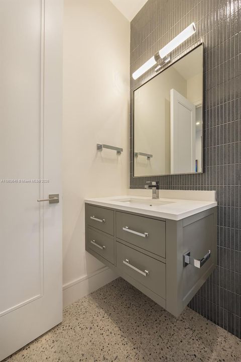 最近售出: $6,995,000 (6 贝兹, 7 浴室, 5961 平方英尺)