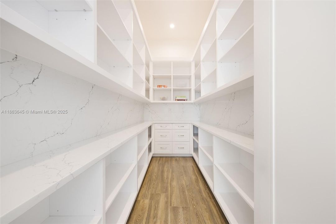 最近售出: $6,995,000 (6 贝兹, 7 浴室, 5961 平方英尺)