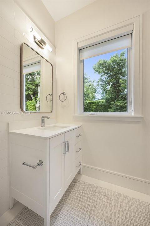 最近售出: $6,995,000 (6 贝兹, 7 浴室, 5961 平方英尺)