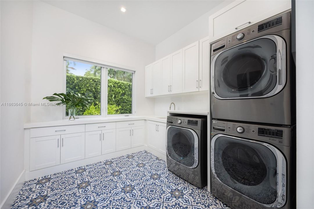 最近售出: $6,995,000 (6 贝兹, 7 浴室, 5961 平方英尺)