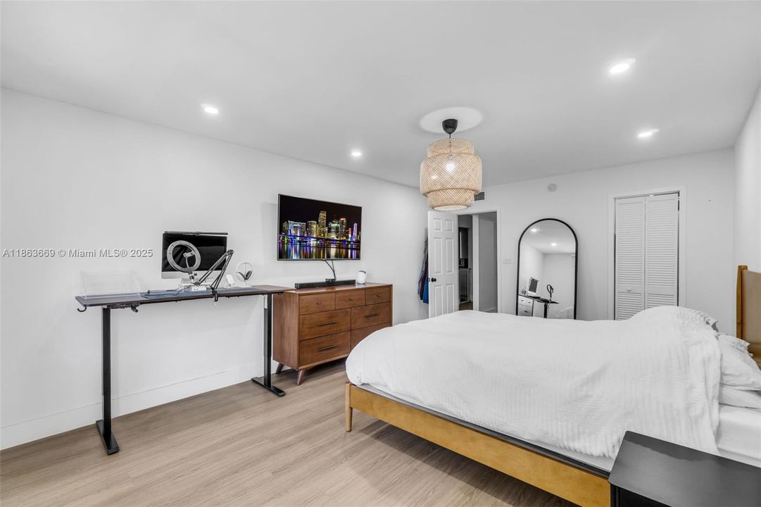 最近售出: $255,000 (1 贝兹, 1 浴室, 755 平方英尺)