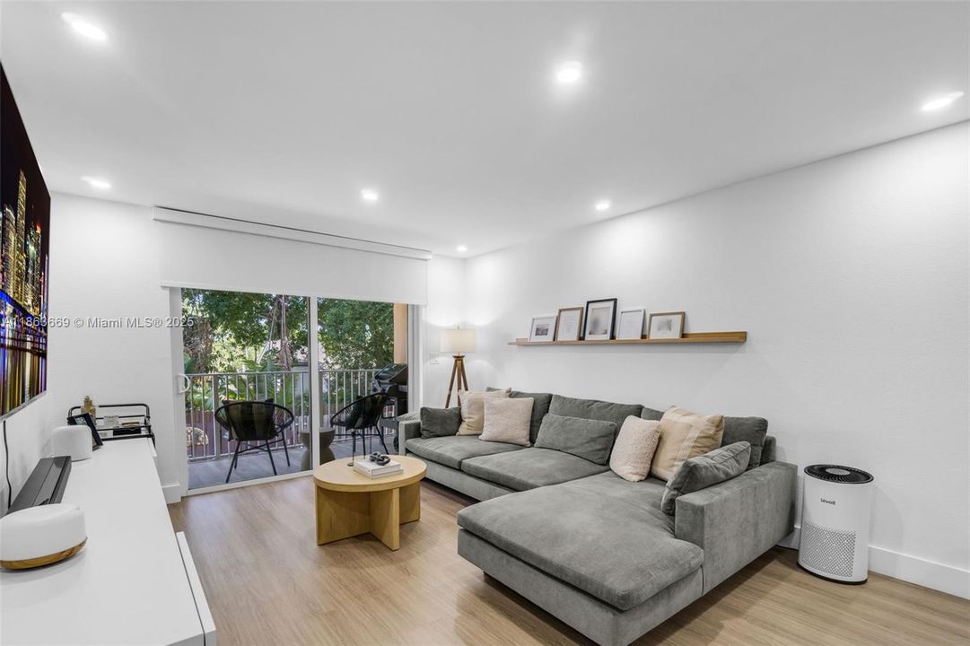 最近售出: $255,000 (1 贝兹, 1 浴室, 755 平方英尺)