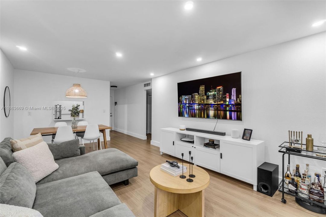 最近售出: $255,000 (1 贝兹, 1 浴室, 755 平方英尺)