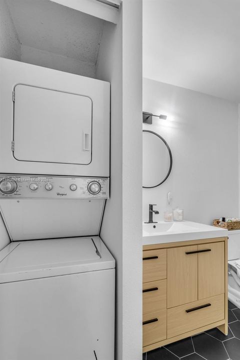 最近售出: $255,000 (1 贝兹, 1 浴室, 755 平方英尺)