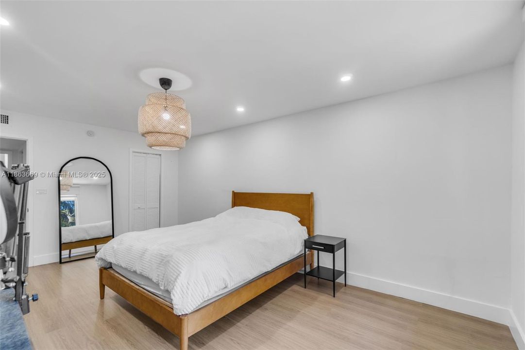 最近售出: $255,000 (1 贝兹, 1 浴室, 755 平方英尺)