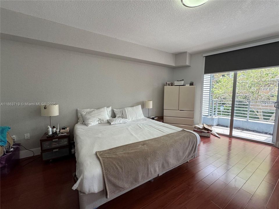 合同活跃: $4,300 (1 贝兹, 1 浴室, 790 平方英尺)