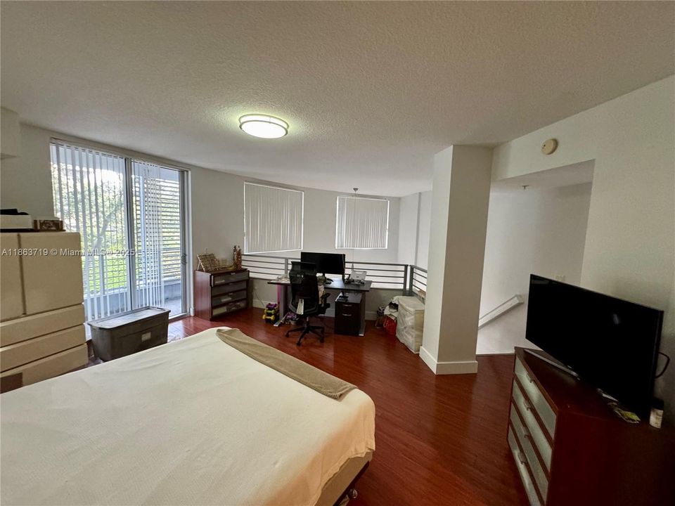 合同活跃: $4,300 (1 贝兹, 1 浴室, 790 平方英尺)