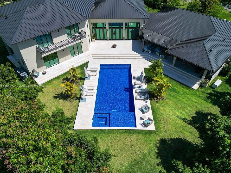 最近售出: $6,750,000 (8 贝兹, 9 浴室, 8105 平方英尺)