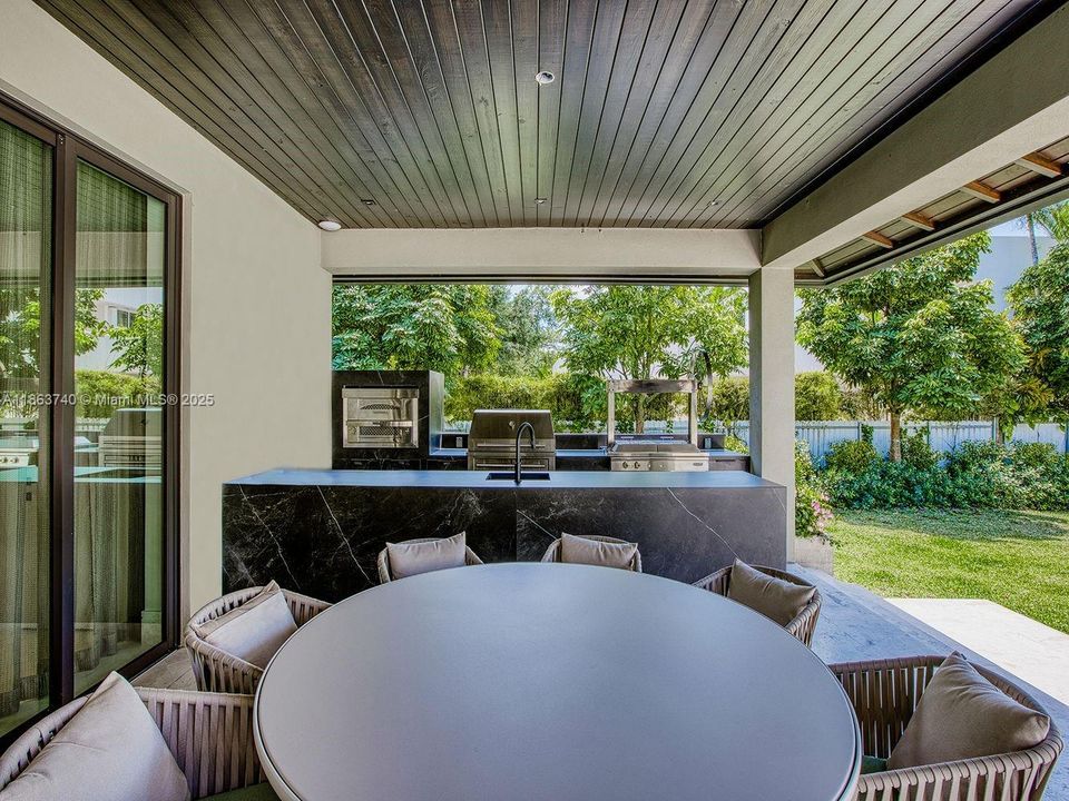 最近售出: $6,750,000 (8 贝兹, 9 浴室, 8105 平方英尺)