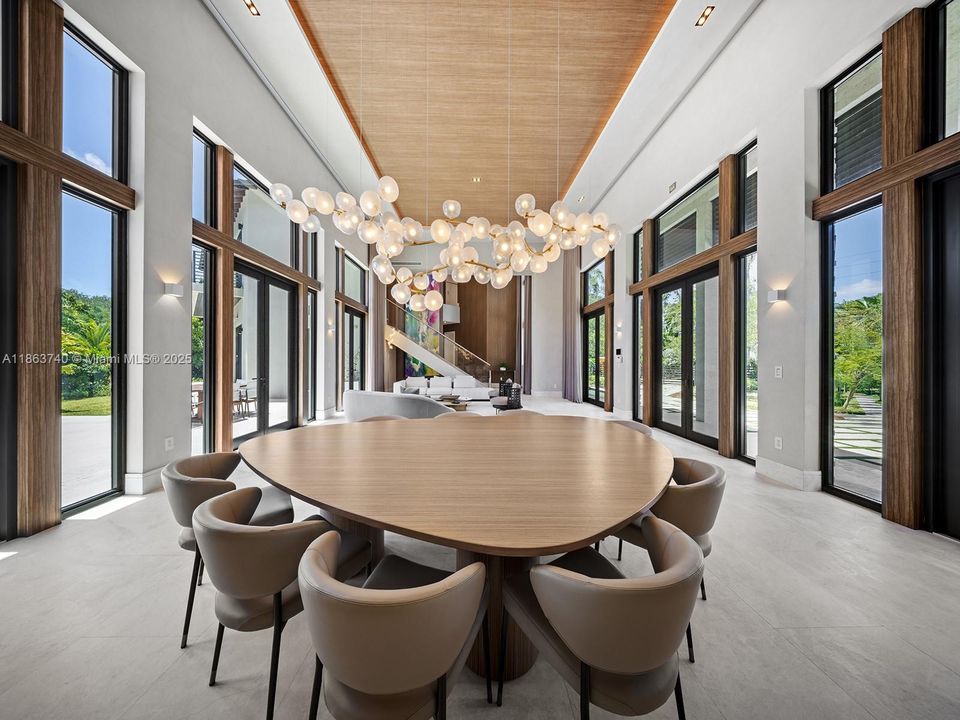 最近售出: $6,750,000 (8 贝兹, 9 浴室, 8105 平方英尺)